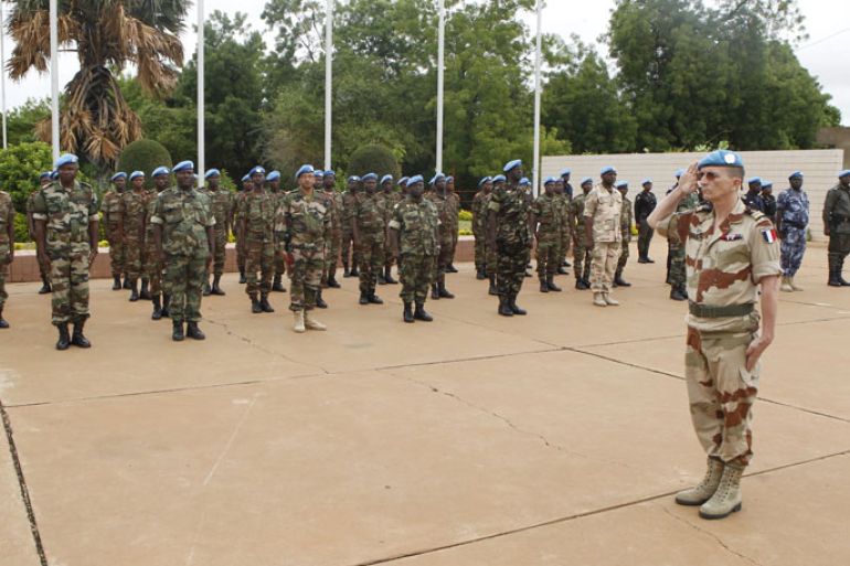 KOU02 - Bamako, -, MALI : United Nations peacekeepers stand at attention on July 1, 2013 during a transfer of duties ceremony from African troops in Mali in Bamako. The UN's mission is to ensure stability in the conflict-scarred nation just four weeks ahead of planned elections. A 12,600-strong force officially replaced the AFISMA military mission, which has been supporting French soldiers who entered Mali in January to halt an Islamist advance and help the government re-establish its authority over the vast country. AFP PHOTO / HABIBOU KOUYATE