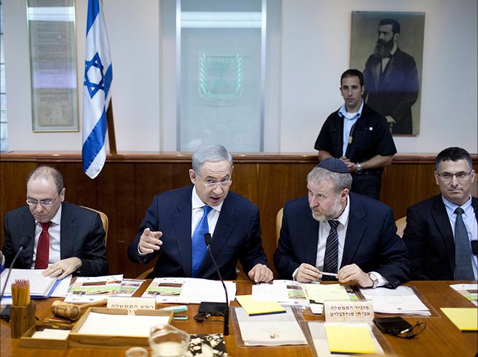 Israel's Prime Minister Benjamin Netanyahu (C) attends the weekly cabinet meeting in Jerusalem July 14, 2013. REUTERS/Abir Sultan/Pool (JERUSALEM - Tags: POLITICS)