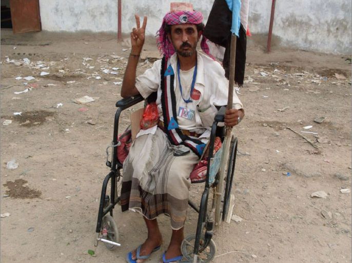 يجلس الجريح خالد منصر على كرسي متحرك وفي داخله الكثير من الأوجاع والآلام عاجزاً عن توفير تكاليف العلاج(الجزيرة نت)