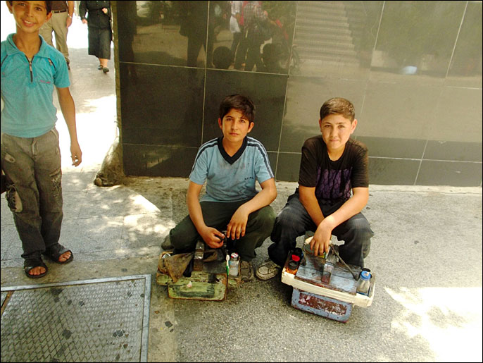 ‪طفلان من درعا يعملان بتلميع الأحذية بمنطقة الحمرا‬ (الجزيرة)