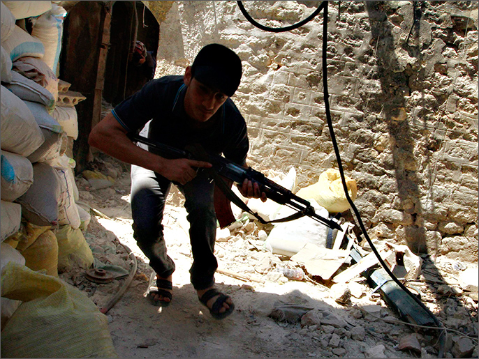 أحد عناصر الجيش الحر في حلب (رويترز)