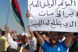 صورة أرشيفية لدعم انتخابات المؤتمر الوطني العام قبل عام،والتعليق كالتالي: الليبيون يعتبرون المؤتمر الوطني العام " القشة " الشرعية " الوحيدة الآن ( الجزيرة نت- أرشيف).