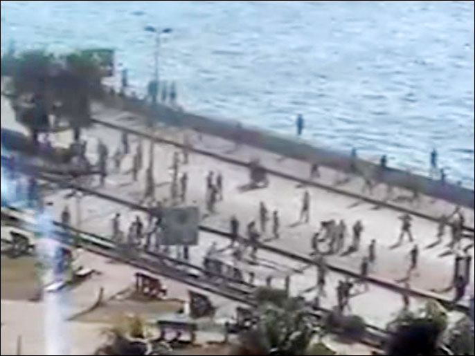 ‪قوات الشرطة تطلق الغاز على أنصار مرسي قرب مسجد القائد إبراهيم بالإسكندرية‬ (الجزيرة)