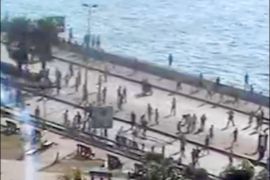 قوات الشرطة تطلق الغاز على أنصار مرسي قرب مسجد القائد إبراهيم بالاسكندرية