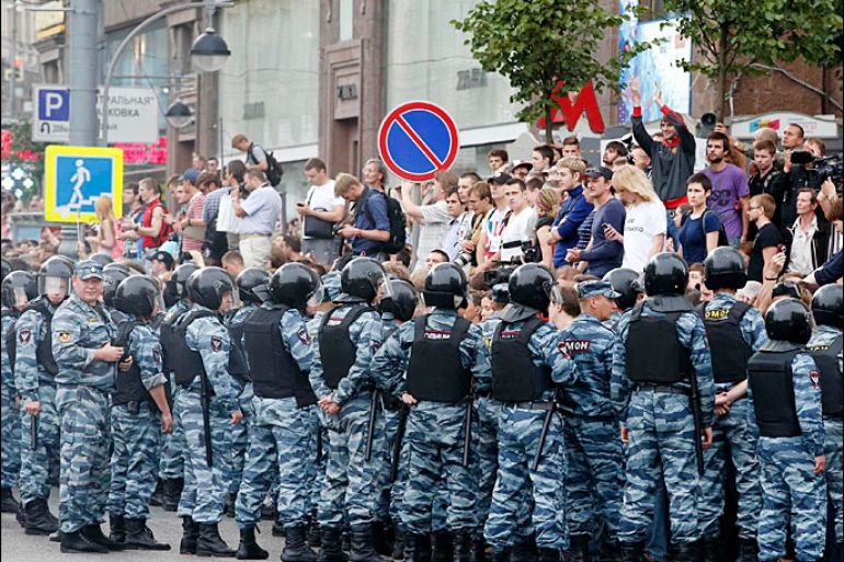 Riot police block people who gather to protest against the verdict of a court in Kirov, which sentenced Russian opposition leader Alexei Navalny to five years in jail, in central Moscow, July 18, 2013. Russian opposition leader Alexei Navalny was sentenced to five years in jail for theft on Thursday, an unexpectedly tough punishment which supporters said proved President Vladimir Putin was a dictator ruling by repression. REUTERS/Grigory Dukor (RUSSIA - Tags: POLITICS CIVIL UNREST CRIME LAW)