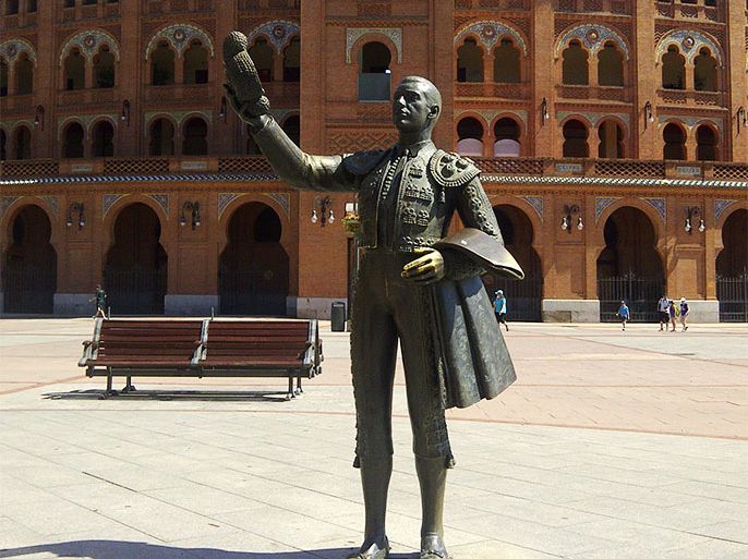 تمثال لمصارع ثيران يحيي الجماهير رافعا قبعته، أمام حلبة مصارعة "لاس فينتاس".