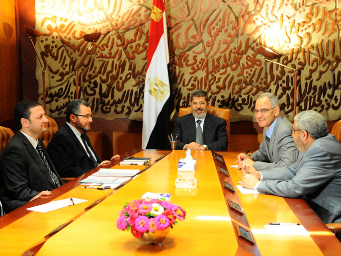 ‪الحكومة المصرية فوضت قنديل رفع توصيات للرئيس مرسي للخروج من الأزمة‬ (الفرنسية)