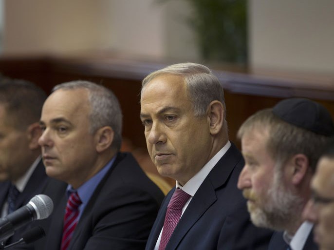 Israel's Prime Minister Benjamin Netanyahu (C) attends the weekly cabinet meeting in Jerusalem July 28, 2013. Netanyahu urged his rightist cabinet to approve a divisive Israeli decision to release 104 Arab prisoners in order to restart peace talk with the Palestinians. AFP PHOTO/RONEN ZVULUN-POOL
