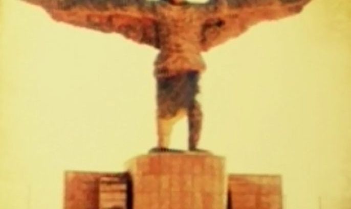 بالهجري: صورة لتمثال عباس بن فرناس في شارع المطار ببغداد. أقيم عام 1970