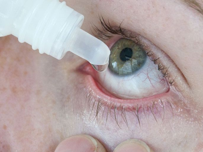 عند وضع القطرة ينبغي ألا تلامس الزجاجة العين، كي لا تتلوث بالبكتيريا