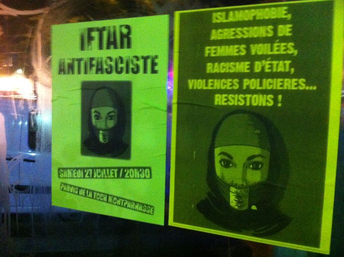 ملصقات قي شوارع باريس للدعوة إلى " افطار ضد الفاشية "الذي دعى اليه ناشطون عبر الفايس بوك للتنديد بالعداء ضد المسلمين