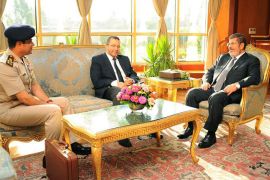 صورة بثتها الصفحفحة الرسمية للرئيس محمد مرسي للقائه اليوم مع رئيس الوزراء هشام قنديل ووزير الدفاع عبد الفتاح السيسي