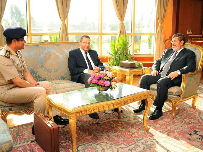 صورة بثتها الصفحفحة الرسمية للرئيس محمد مرسي للقائه اليوم مع رئيس الوزراء هشام قنديل ووزير الدفاع عبد الفتاح السيسي