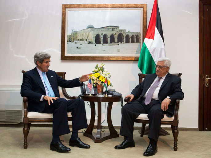 ‪فلسطينيون: عباس‬ (يمين)(رويترز-أرشيف)