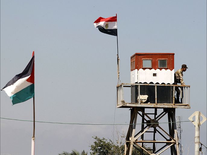 A picture taken from Rafah in the southern Gaza Strip on the border with Egypt, on July 5, 2013 shows an Egyptian soldier standing on top of a watch tower in the Egyptian side of the border. An Egyptian soldier was killed early today in coordinated rocket and machinegun attacks by Islamist militants on army checkpoints and a police base in the restive Sinai, medics said. AFP PHOTO / SAID KHATIB