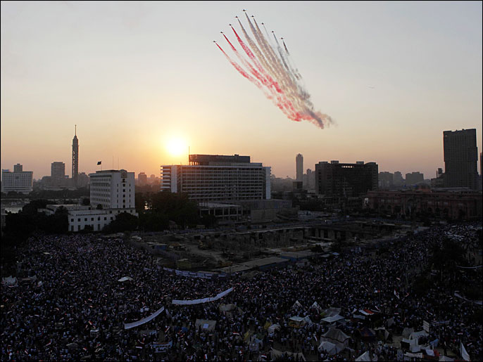 الطائرات الحربية حلقت فوق سماء ميدان التحرير حيث حشود المناوئين لمرسي (رويترز)