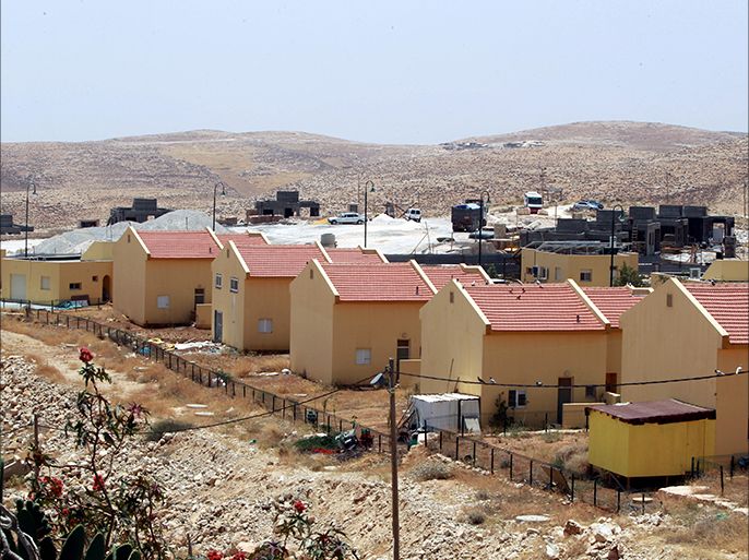 epa03780690 A general view of the construction site of a housing unit in the West Bank settlement of Al-Karmel south of Hebron, 08 July 2013. A senior minister said 27 June 2013 Israeli Prime Minister Benjamin Netanyahu would be prepared to give up more than 90 per cent of the West Bank if his security concerns are met. Peace Now, which monitors settlements growth, notes that since February 2013 Netanyahu has ordered authorities to freeze new tenders for construction in the West Bank and East Jerusalem. EPA/ABED AL HASHLAMOUN