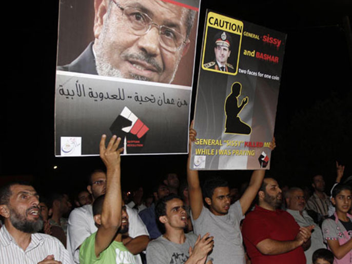 معتصمون يرفعون صور مرسي أمام السفارة المصرية بعمان (الأوروبية)