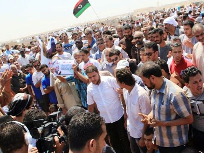 مئات المشيعين لجثمان المسماري ببنغازي ظهر اليوم ( الجزيرة نت).