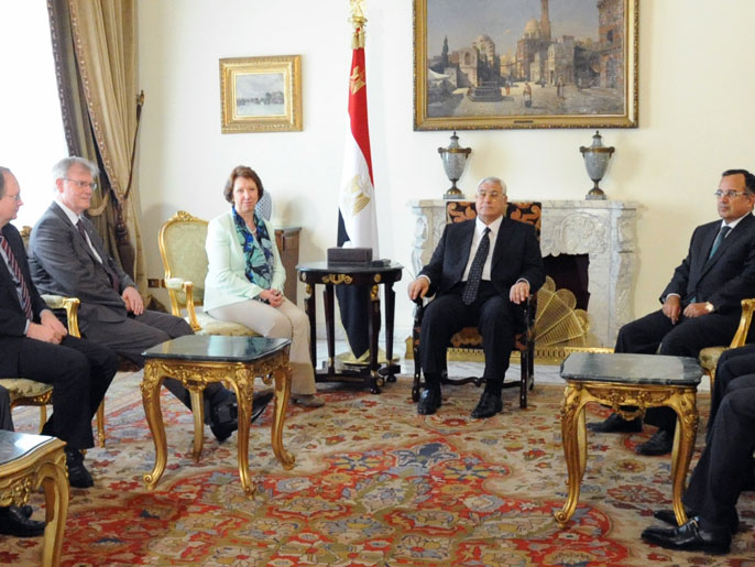 ‪آشتون في لقاء مع الرئيس المصري المؤقت عدلي منصور‬ (الفرنسية)