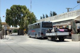 حافلة فلسطينية تحمل مسافرين فلسطينيين انتظرت أربعة ساعات أمام البوابة المصرية من معبر رفح قبل ان يسمح لها بالدخول ( الصورة التقطت قبل يوم فقط من اغلاق معبر رفح).