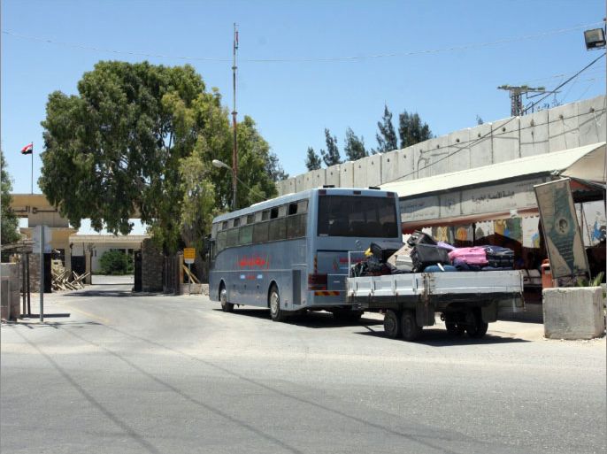 حافلة فلسطينية تحمل مسافرين فلسطينيين انتظرت أربعة ساعات أمام البوابة المصرية من معبر رفح قبل ان يسمح لها بالدخول ( الصورة التقطت قبل يوم فقط من اغلاق معبر رفح).