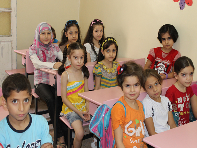 فصل دراسي في مدرسة القلموتظهر خديجة الثانية من اليسار (الجزيرة نت)