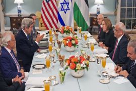 PJR25817 - Washington, District of Columbia, UNITED STATES : US Secretary of State Kerry (center-L) hosts dinner for the Middle East Peace Process Talks, at the Department of State with Israeli Mr. Isaac Molho (right rear) , Israeli Justice Minister Tzipi Livni (right 2nd from end) and Palestinian chief negotiator Saeb Erakat (3rd), and Palestanian Dr. Shtayyeh (lower right corner) in the Thomas Jefferson Room of the US Department of State July 29, 2013, in Washington, DC. The parties meet again July 30th, 2013 here. AFP PHOTO