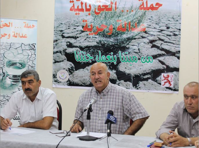 الاغاثة الزراعية تطلق حملة لاسترداد حقوق الفلسطينيين المائية وتوعيتهم بها- ضرار ابو عمر الاول من يسار الصورة- الجزيرة نت4.