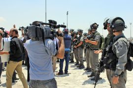 الاحتلال يمنع الصحفيين من القيام باعمالهم ويعتدي عليهم باستمرار ويعتقل منهم 11 صحفيا حتى الان- الجزيرة نت
