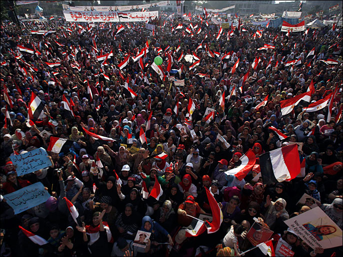 متظاهرون بميدان التحرير يدعمون خارطة المستقبل التي أعلنها الجيش (رويترز-أرشيف)