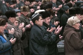 MOS03-20000316-MOSCOW, RUSSIAN FEDERATION: Huge crowd of believers pray in front of the central Moscow mosque on Thursday, 16 March 2000. Russian muslims celebrate the first day feast of sacrifice (Kurban-Bayram) on Thusday. EPA PHOTO EPA/SERGEY CHIRIKOV