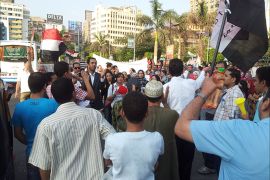 تجمع لمتظاهرين فرحة ببيان الجيش