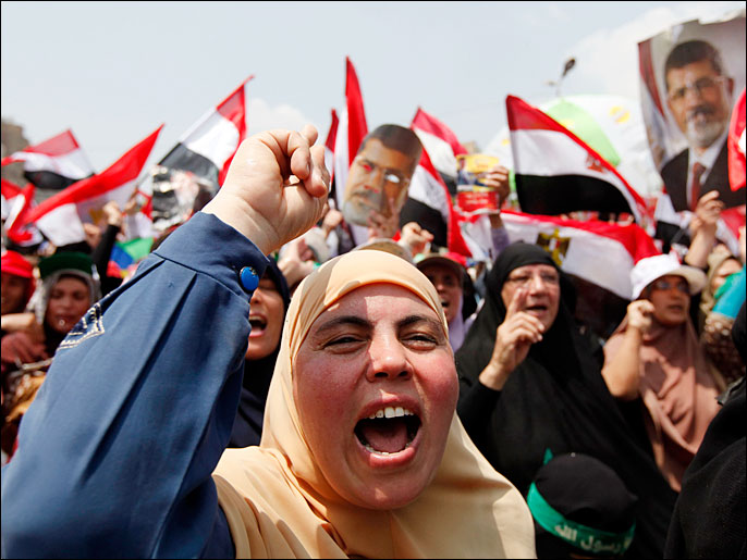 أنصار مرسي أظهروا إصرارا على مواصلة الاحتجاجات رغم التهديدات وأعمال القتل (رويترز)