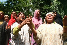 TM434 - Markondal, Kashmir, INDIA : Kashmiri Muslim women mourn during the funeral of Kashmiri youth Irfam Ahmed Ganai at Markondal village of Sumbal, about 25 kms from Srinagar on June 30, 2013. Indian soldiers opened fire on demonstrators in restive Kashmir on June 30, killing one person during protests over the shooting of a teenager in a military operation, a police chief said. Soldiers shot dead a 17-year-old man late June 29 during a military operation to hunt for suspected militants in Markondal village, 25 kilometres (15.5 miles) north of the main city of Srinagar, a police chief said. AFP PHOTO