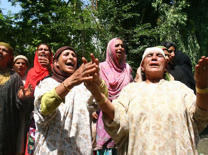 TM434 - Markondal, Kashmir, INDIA : Kashmiri Muslim women mourn during the funeral of Kashmiri youth Irfam Ahmed Ganai at Markondal village of Sumbal, about 25 kms from Srinagar on June 30, 2013. Indian soldiers opened fire on demonstrators in restive Kashmir on June 30, killing one person during protests over the shooting of a teenager in a military operation, a police chief said. Soldiers shot dead a 17-year-old man late June 29 during a military operation to hunt for suspected militants in Markondal village, 25 kilometres (15.5 miles) north of the main city of Srinagar, a police chief said. AFP PHOTO