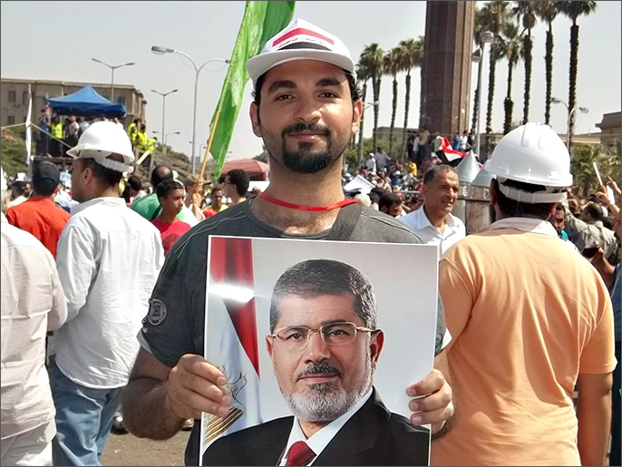 ‪متظاهر مؤيد في ميدان النهضة‬ (الجزيرة)