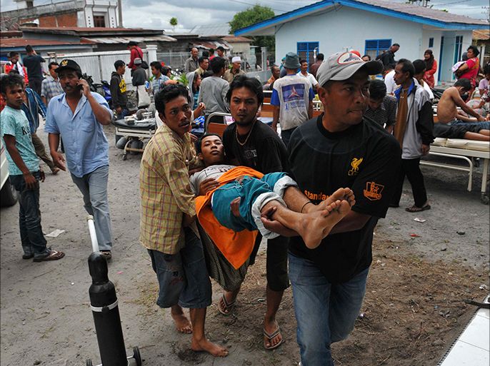 An injured resident is evacuated to the local clinic after a strong earthquake hit in Bener Meriah district in Central Aceh July 2, 2013. Five people were killed and about 140 injured after the earthquake, measuring 6.2 magnitude, struck Aceh province, according to head of National Disaster Agency (BNPB) Sutopo Purwo Nugroho. REUTERS/Stringer (INDONESIA - Tags: DISASTER ENVIRONMENT)