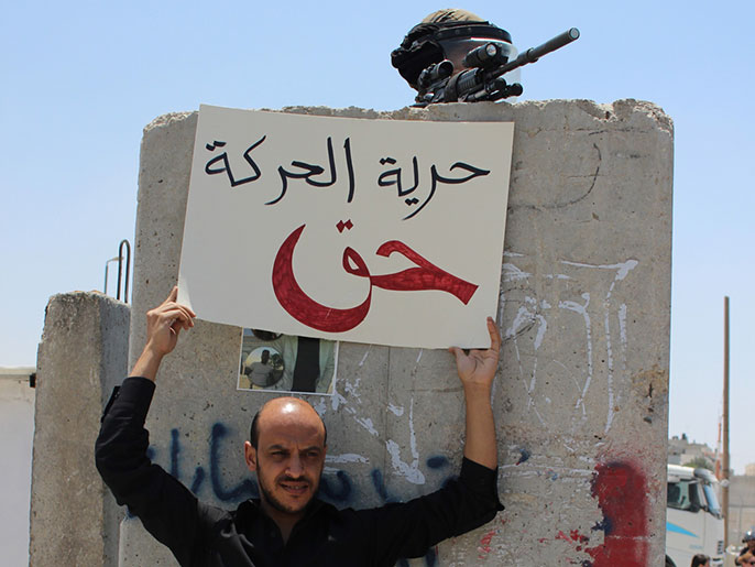 الصحفيون طالبوا بحقهم في التنقل ووقف انتهاكات الاحتلال ضدهم (الجزيرة)