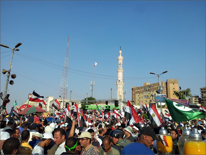 ‪‬ أنصار مرسي أمام منصة الميدان(الجزيرة نت)