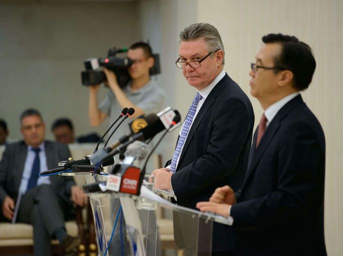 EJJ456 - Beijing, -, CHINA : (FILES) A file picture taken on June 21, 2013 shows EU Trade Commissioner Karel De Gucht (C) and China's Minister of Commerce Gao Hucheng (R) giving a press conference in Beijing. The European Commission said on July 27 it has reached an "amicable solution" with Beijing over imports of Chinese solar panels, a dispute that had threatened to turn into a full-blown trade war. AFP PHOTO / Ed Jones