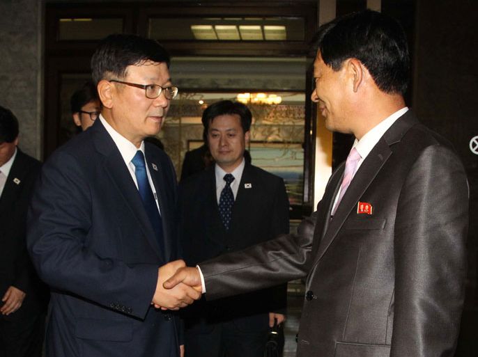 KOREA : Suh Ho (L), head of the South Korean working-level delegation, shakes hands with his North Korean counterpart Park Chol-Su (R) after their talks at the Tongilgak on the North Korean side of the truce village of Panmunjom in the Demilitarized zone dividing the two Koreas on July 7, 2013. North and South Korea have agreed in principle to reopen a joint industrial complex shut down amid high military tensions, Seoul said on July 7, after wrapping up rare cross-border talks. AFP PHOTO / KOREA POOL ---- EDITORS NOTE ---- RESTRICTED TO EDITORIAL USE MANDATORY CREDIT "AFP PHOTO / KOREA POOL" NO MARKETING NO ADVERTISING CAMPAIGNS - DISTRIBUTED AS A SERVICE TO CLIENTS