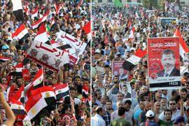 كومبو من اليمين حشود تؤيد الرئيس محمد مرسي بالقرب من جامعة القاهرة و حشود أمام قصر القبة تطالب برحيل مرسي ( مصدر الصور الأوربية)