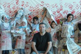 الشاعر السوريّ نوري الجرّاح مع الأطفال