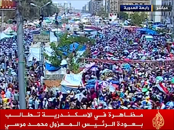 جانب من المظاهرات المطالبة بعودة مرسي (الجزيرة)