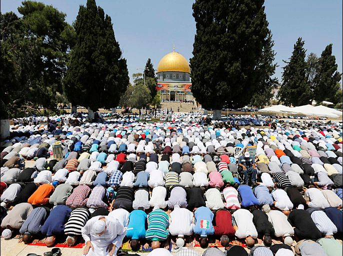 The Dome of Rock is seen in the background as Palestinian men pray on the compound known to Muslims as Noble Sanctuary and to Jews as Temple Mount in Jerusalem's Old City, on the first Friday of the holy month of Ramadan July 12, 2013. Israeli police said that Palestinian males over the age of 40 would be freely permitted to enter the compound in Jerusalem's Old City on Friday. REUTERS/Ammar Awad (JERUSALEM - Tags: RELIGION)
