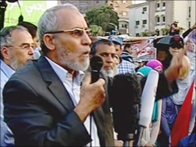 ‪محمد بديع: مستعد للتوصل إلى تفاهم مع الجيش إذا أعيد مرسي إلى المنصب الذي عزل منه‬ (الجزيرة)