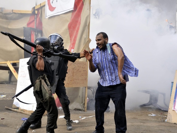 شرطيان يضربان محتجا في ميدان النهضة (الأوروبية)