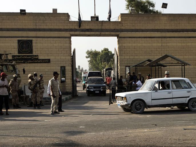 Members of Egyptian security forces stand guard outside one of the gate of the Tora prison where former Egyptian president Hosni Mubarak is detained on August 21, 2013 in Cairo, Egypt. Mubarak will be released from jail if no new charges are brought against him, an interior ministry official said on August 21, 2013 after a court order him freed. AFP PHOTO/GIANLUIGI GUERCIA