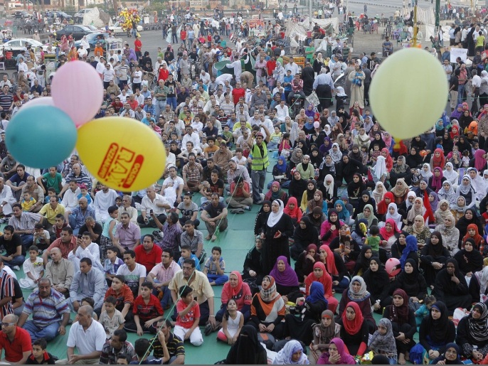 ‪معارضو مرسي يحتشدون بميدان التحرير في أول أيام عيد الفطر‬ (أسوشيتد برس)